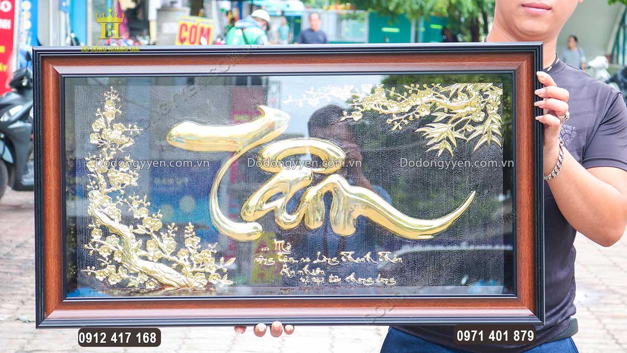 Nổi bật tr&ecirc;n nền sơn đen, từng họa tiết hoa văn được chạm khắc sắc n&eacute;t